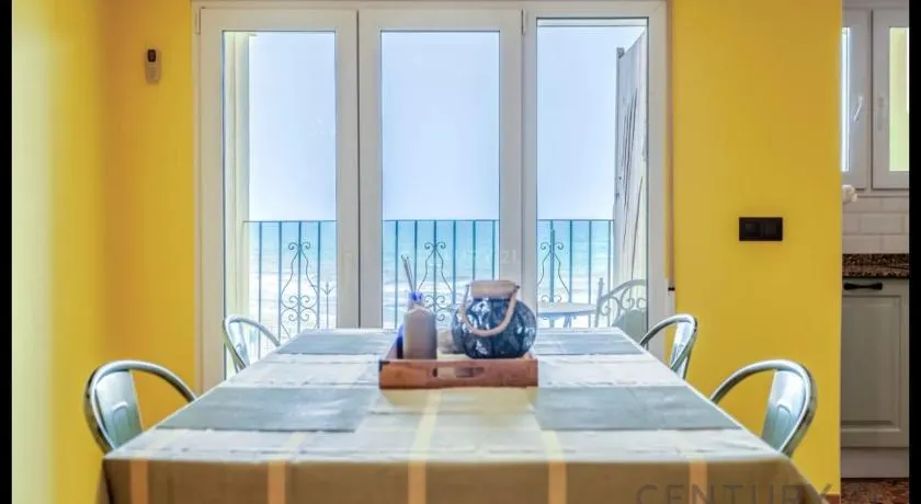 Charming Coastal Retreat - Image 1