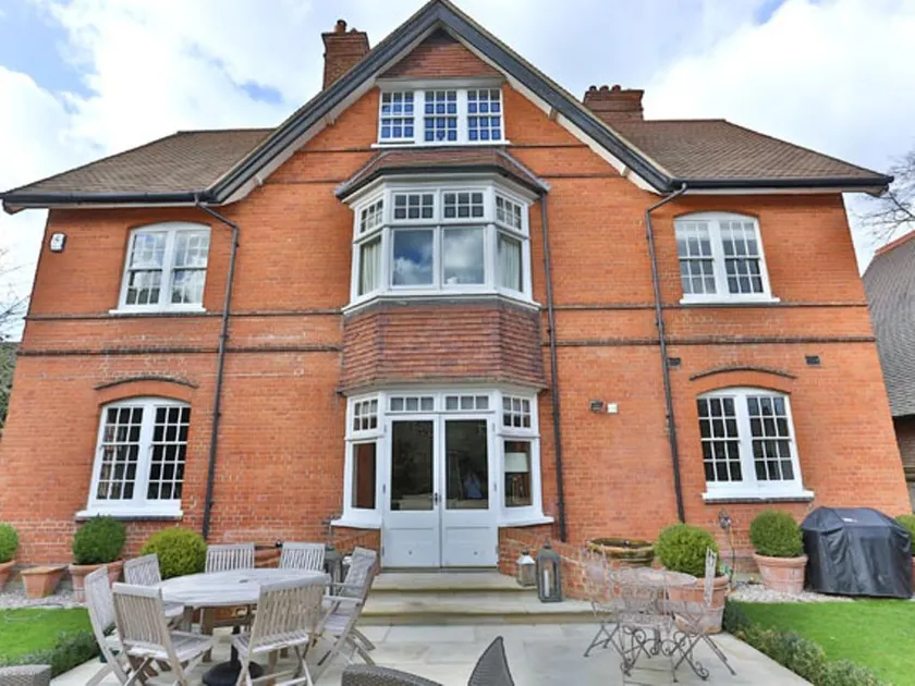 Veeve  Impressive 5 Bed Detached House Near Wimbledon - Image 1