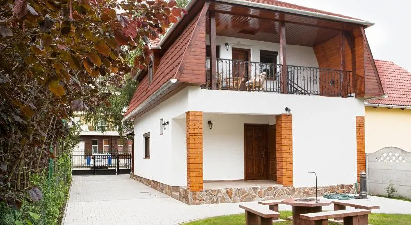 Négy évszak apartmanház - Image 1