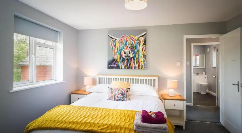 Hunters Lodge Exeter, Free Parking, Country Views, Great Wi-Fi, Large Garden - Image 1