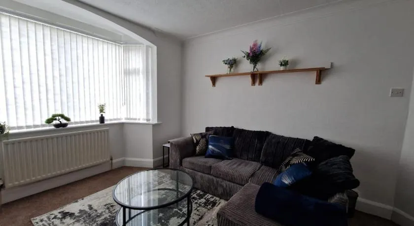 Stylish 2bed House Near Wakefield City Centre - Image 1