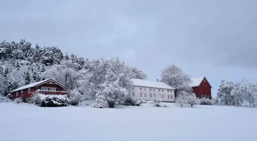Idyllic house on a farm - Image 1