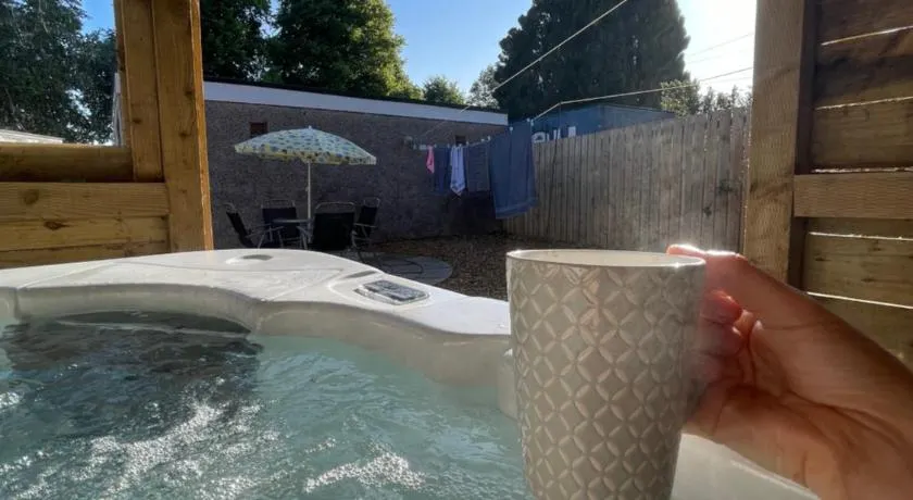Lovely 2 bed apartment with hot tub log burner and off street parking - Image 1