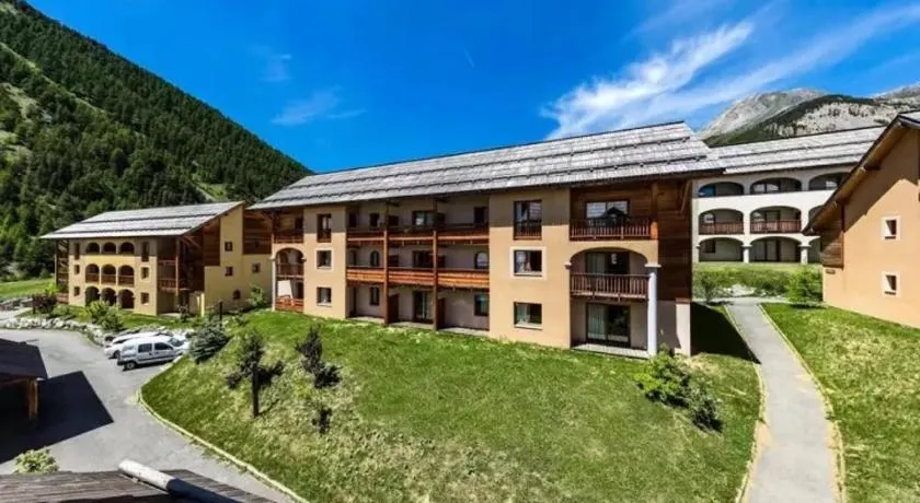 Appartement 3 pieces 6 personnes, 2 chambres, wifi fibre gratuit, piscine l'été et au pied des pistes l'hiver - Image 1