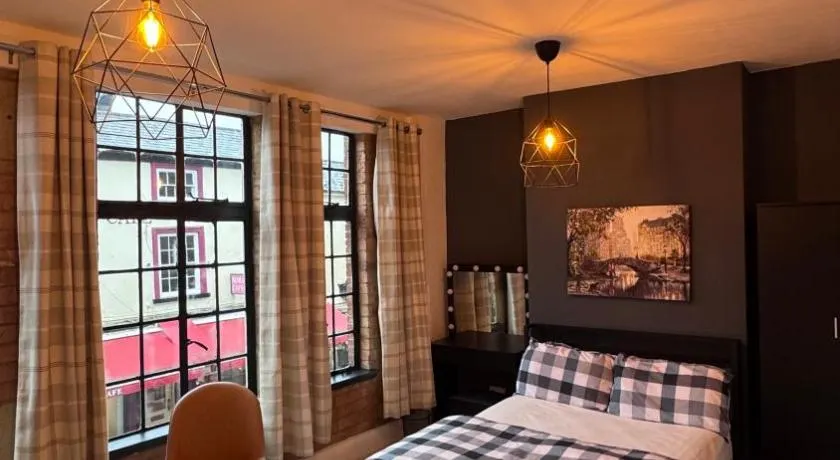 Bright private room in town centre walk to Uni and shops - Image 1