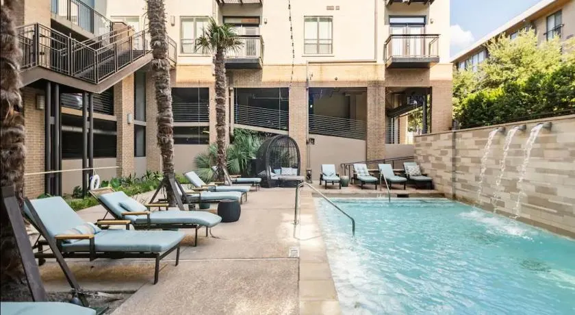 Charming 1,100 sq ft apartment near to The Shops at Legacy - Image 1