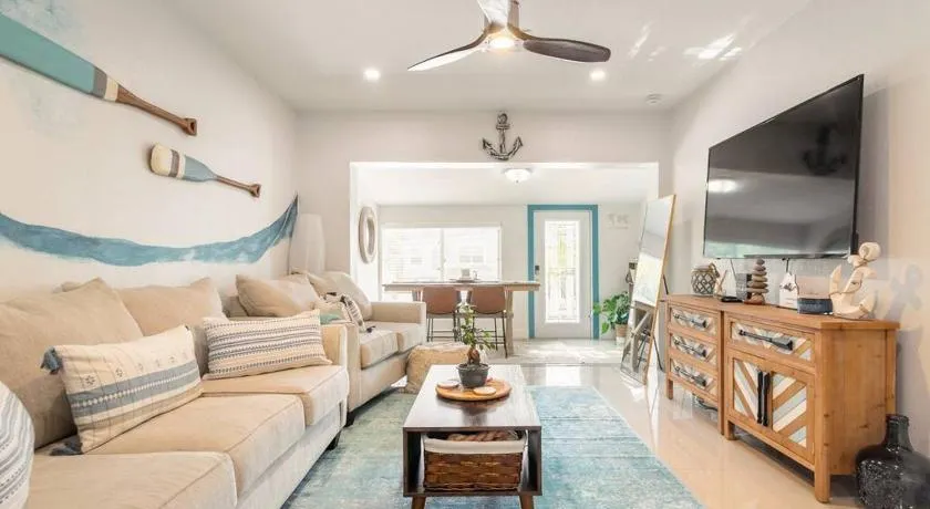 Central Nautical Themed 4 bed 2 bath Home - Image 1