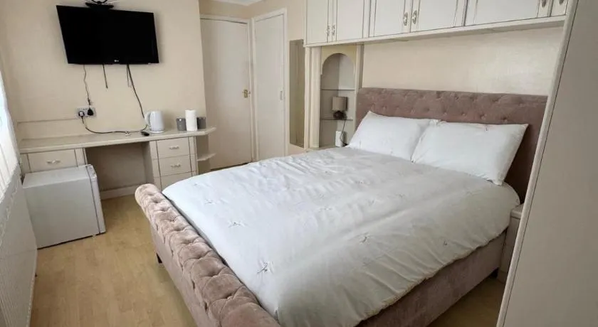 Hawkins Guesthouse - Image 1