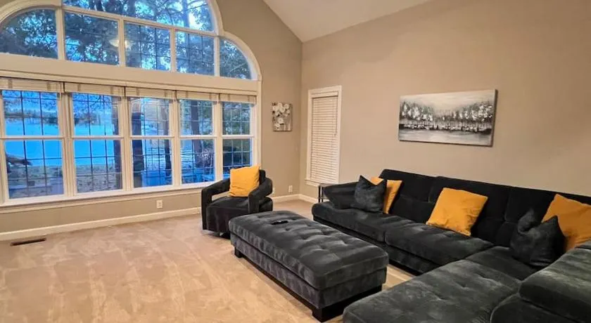 Modern 3br Lake front home - Image 1