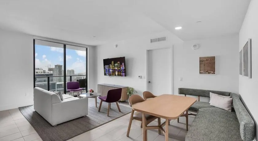 Downtown Miami 2BR Bay Views and Walk to Bayside - Image 1