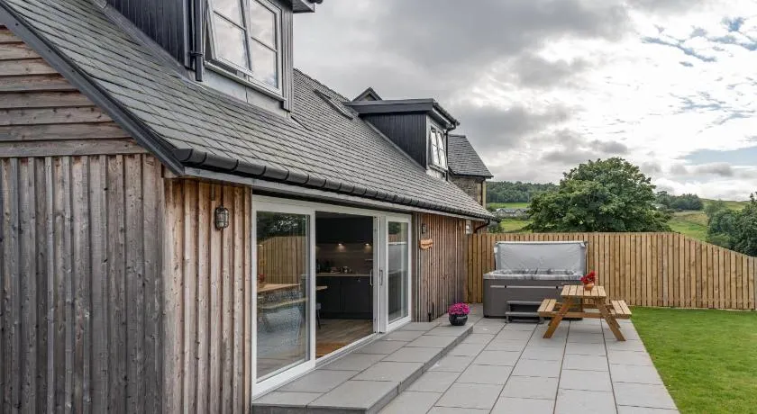 The Annexe, Luxury Property with Hot Tub at Pitilie Pods - Image 1
