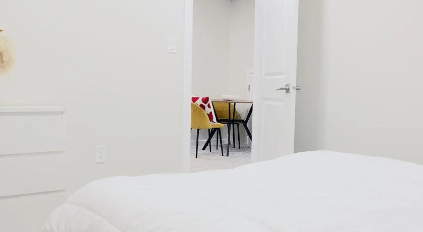 Bright Modern Suite in Winnipeg, Private Entrance and Self Check In - Image 1