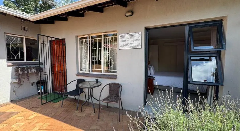 8 Ibis Lane Guest House - Image 1