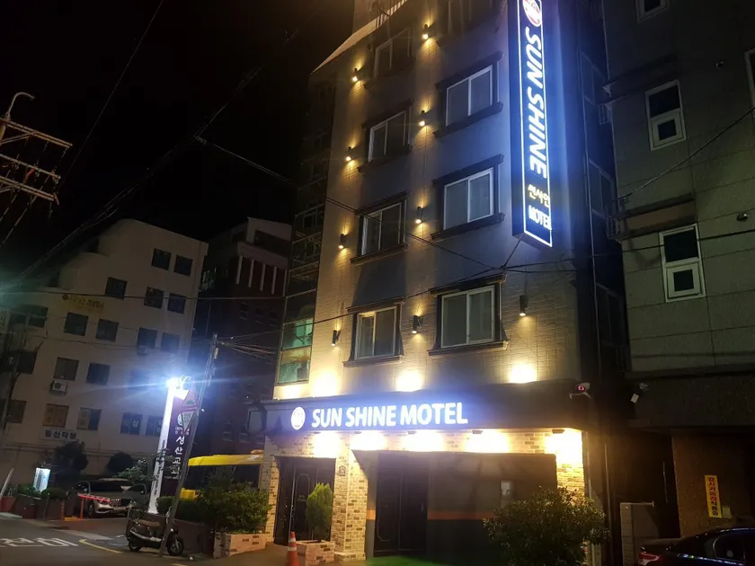 Sunshine Motel - Image 1