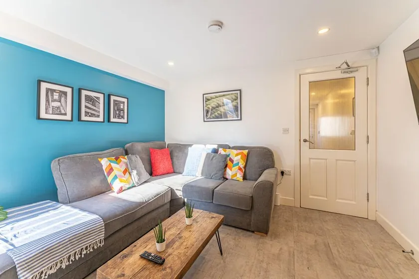 Stylish 5-bed home, each with en-suite and own TV - Image 1
