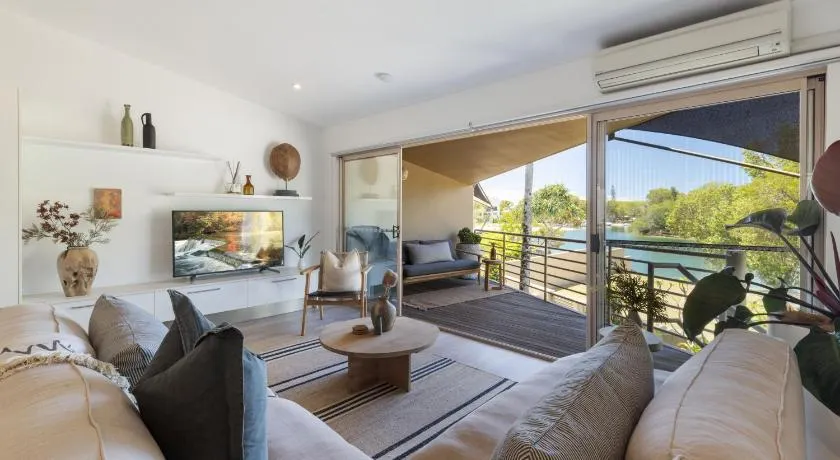 Riverfront Luxury, Poolside, Near Hastings - Image 1