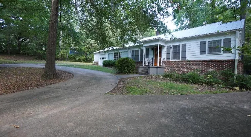 Pine Haven Getaway -Crib, Pets Welcome, Perfect for Families & Groups - Image 1