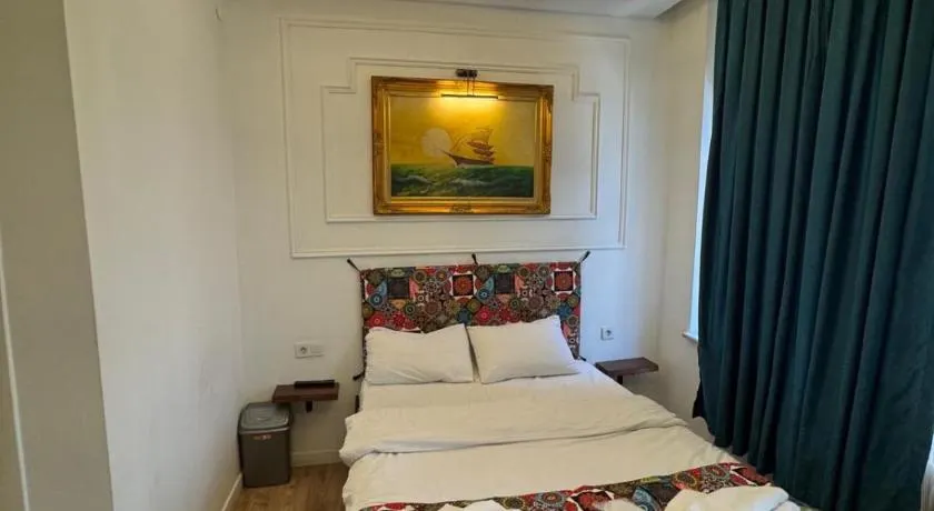 Neva Corner Hotel - Image 1