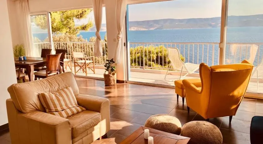 Blue Beach Villa with BBQ, Wifi and Stunning View - Image 1