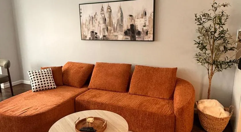 Modern 5BR Home with Backyard and Parking near NYC and Metlife Stadium - Image 1