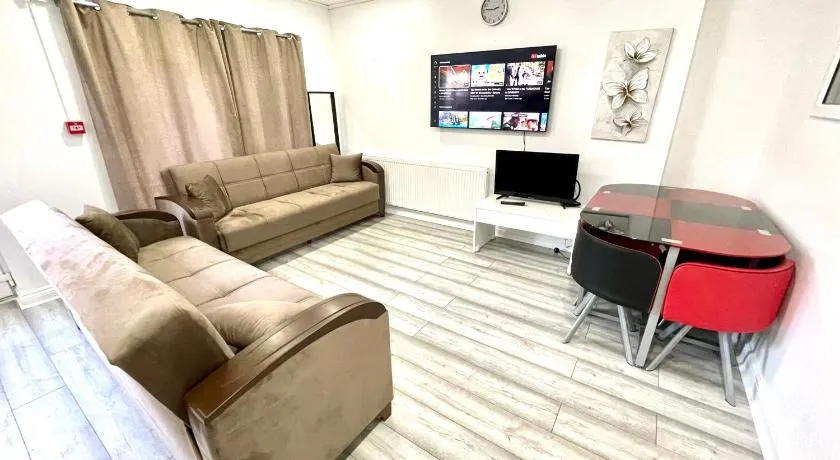 2 Bedrooms Ground floor House, Kitchen, Reception and Private Garden, Parking - Image 1