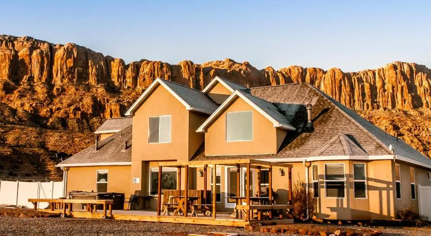 Moab Desert Home, 4 Bedroom Private House, Sleeps 10, Pet Friendly - Image 1