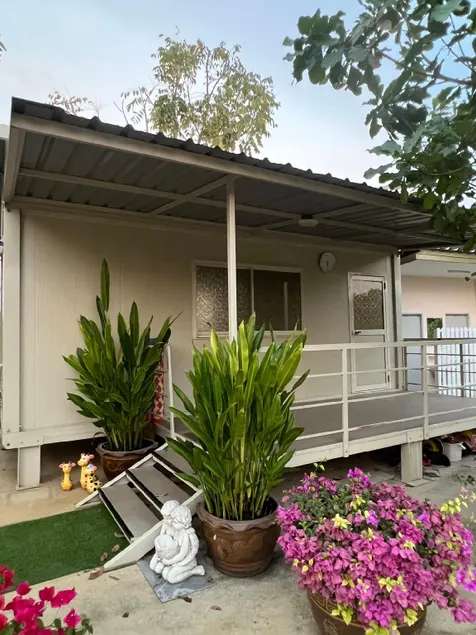 บ้านเฟื่องฟ้า (A Bougainvillea Cottage) - Image 1