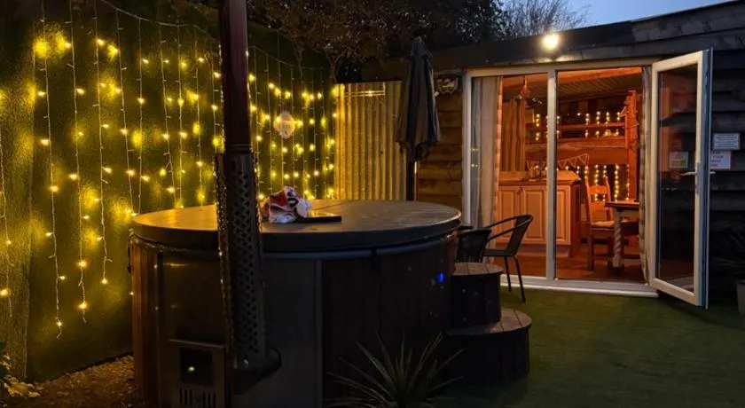 Bridie -rose lodge, with wood fuel hot tub -mini safari -on your doorstep - Image 1