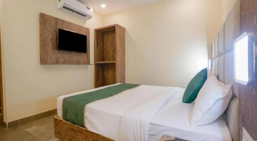 Hotel Crystal By Glitz Hotels - Image 1