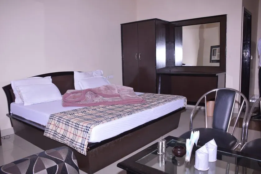 Hotel Lee Grand - Image 1