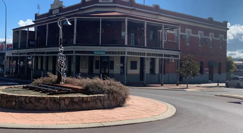Premier Hotel Collie - Image 1