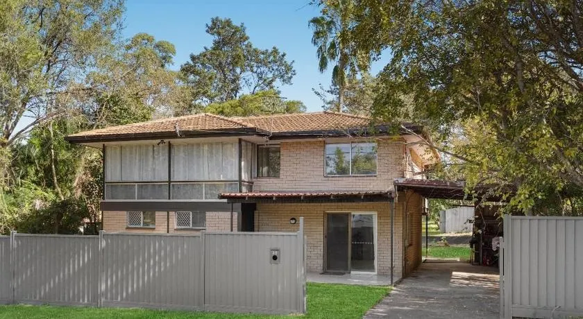 Full 5 room House at Riverview , 11 beds, 2 bathrooms - Image 1