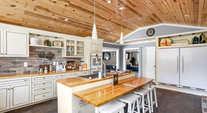 Sleeps 10, Indoor and Outdoor Theaters, Batting Cage, & Games! - Image 1