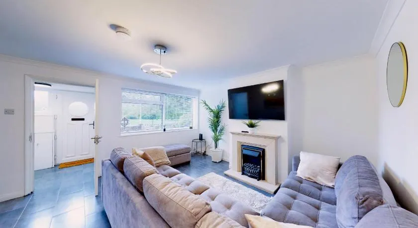 3 Bed Bedford House Parking WiFi Sleeps 5 - Image 1