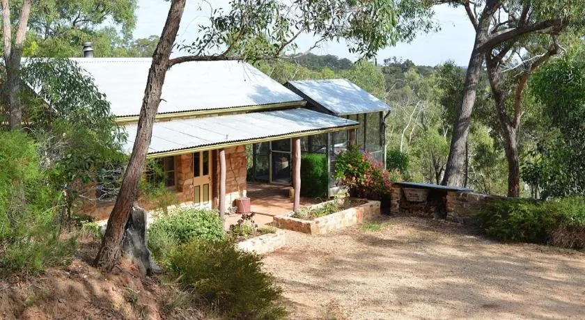 Trestrail Cottage Accommodation - Image 1