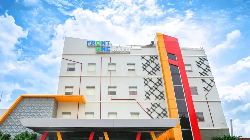 Front One Hotel Nganjuk - Image 1