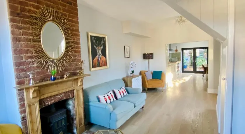 Delightful 2 Bedroom House Central Windsor - Image 1