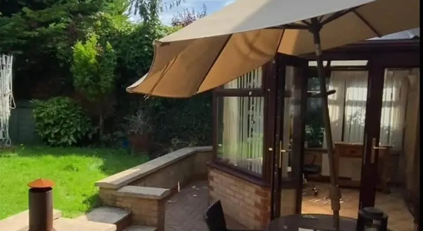 4 Bed Luxury House Near Silverstone F1 Parking Hot Tub - Image 1