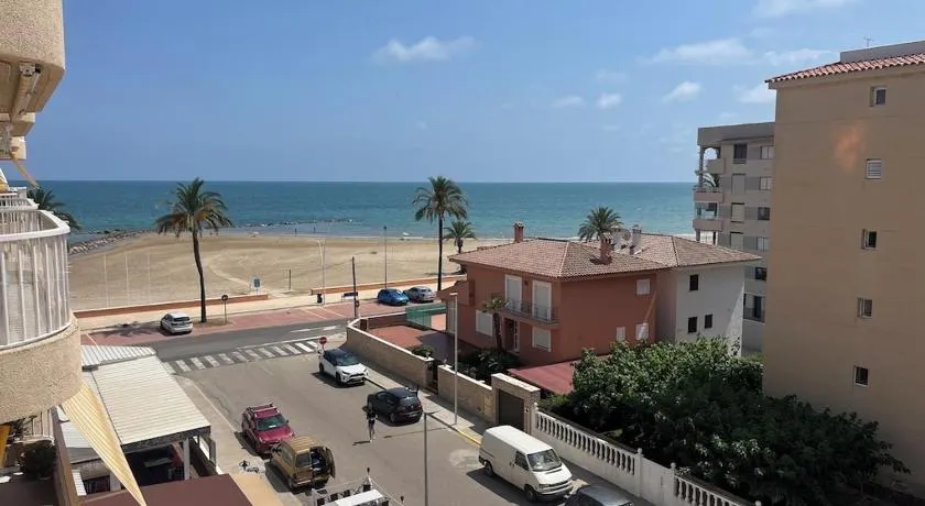 Front beach apartment - Image 1