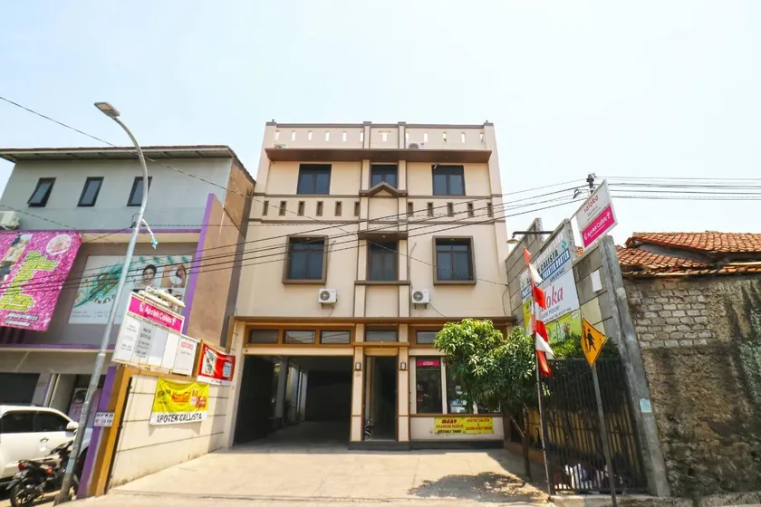Saloka Guest House & Residence - Image 1