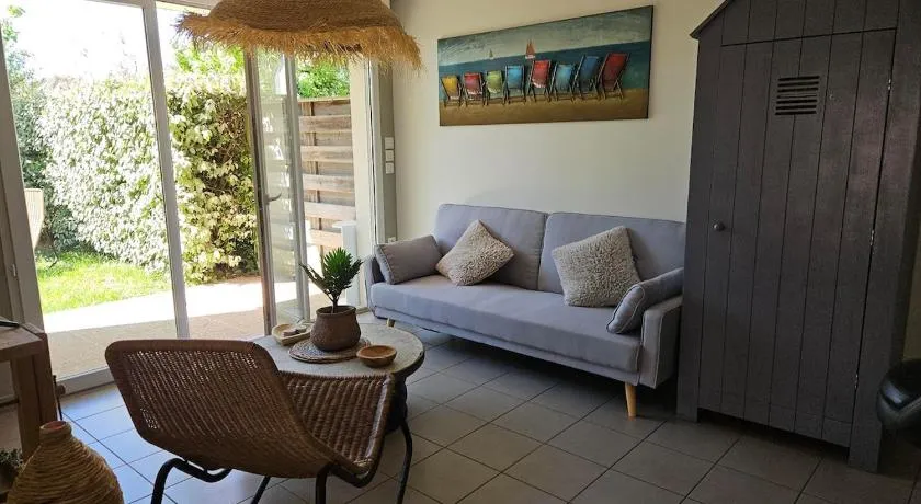 Sabrina, Wi-Fi, garden, sleeps 4, and beach - Image 1