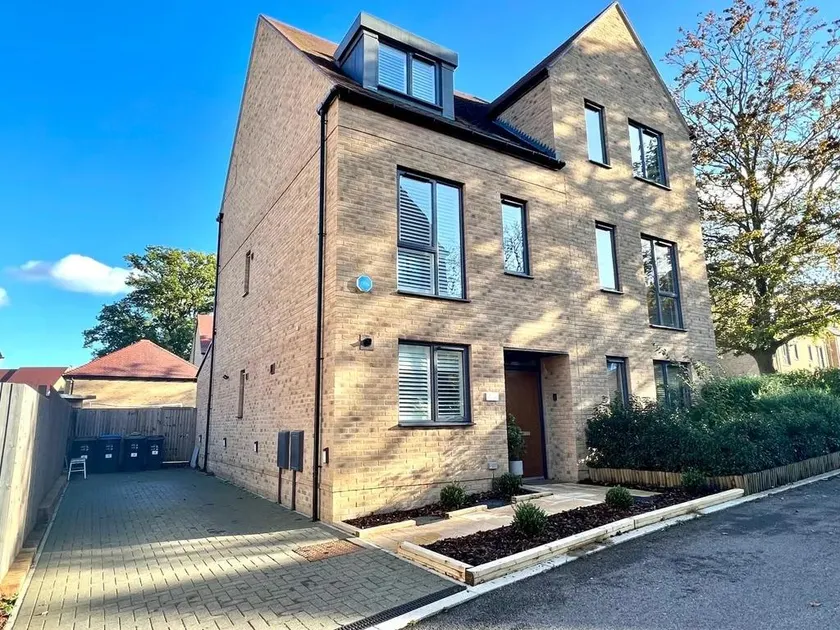London 4-Bed in Coulsdon, 20 mins Gatwick, Parking - Image 1