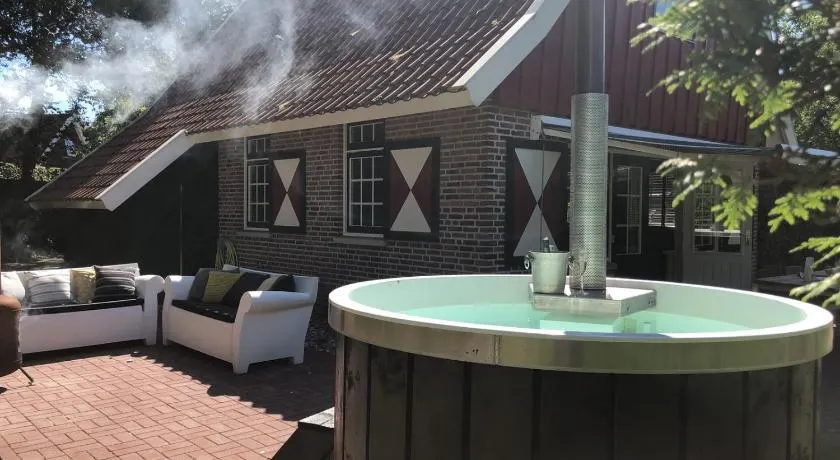 De Brittenburg 4-persoons, finse sauna, hottub, sunshower, grote zonnige omheinde tuin, wifi en huisdier vriendelijk - Image 1