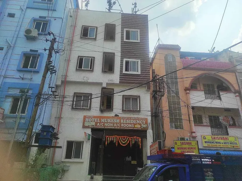 Hotel O Mukesh lodge - Image 1
