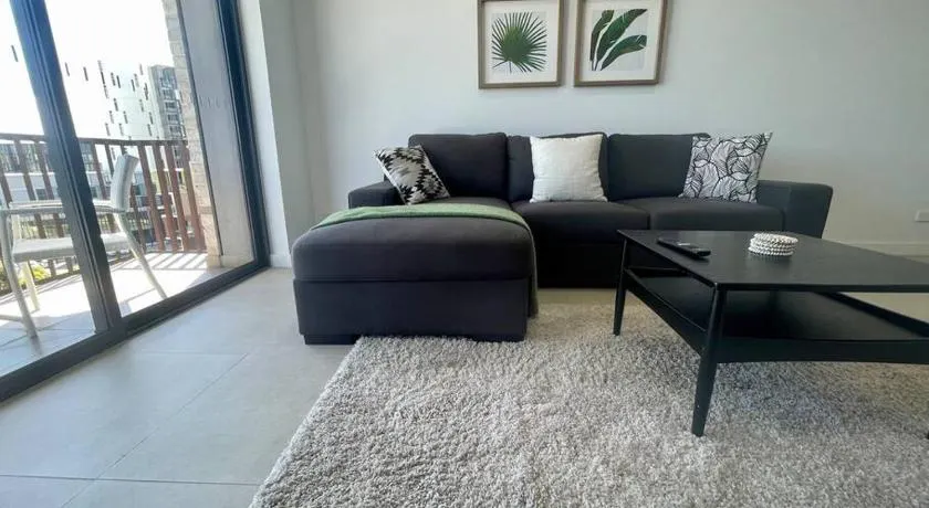 Cosy Stays 1 Bedroom Apartment Rosebery Parking & Balcony Sydney Escape - Image 1