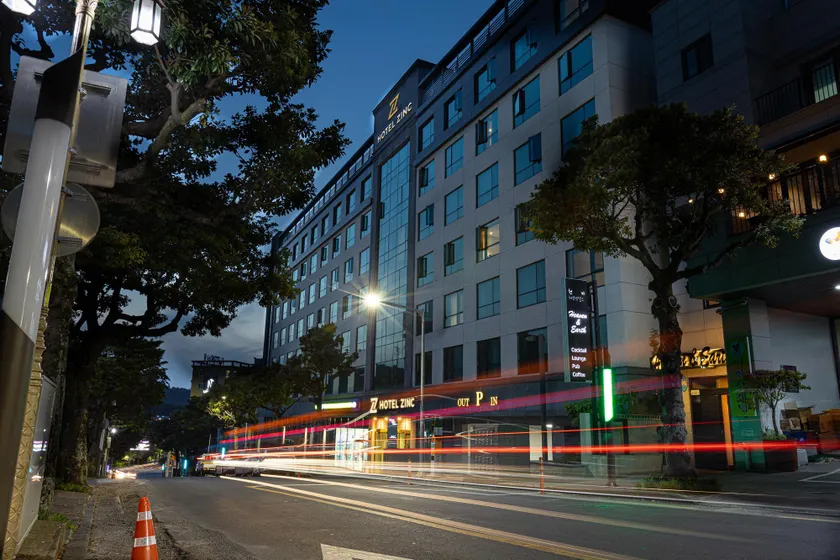 Hotel Zinc - Image 1