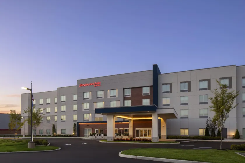 Hampton Inn And Suites Long Island - Image 1