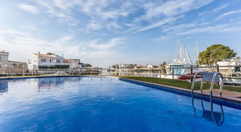 Piso de 2 habitaciones, 3 piscinas y cerca del mar - Image 1