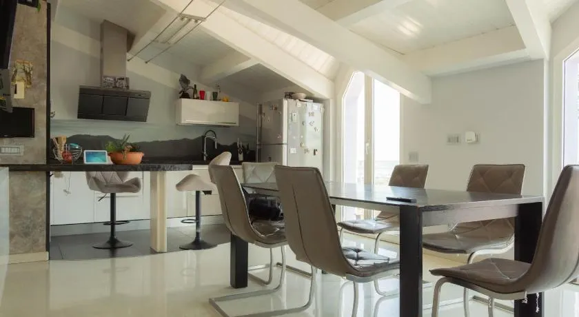 Morelli's Suite Home - Image 1