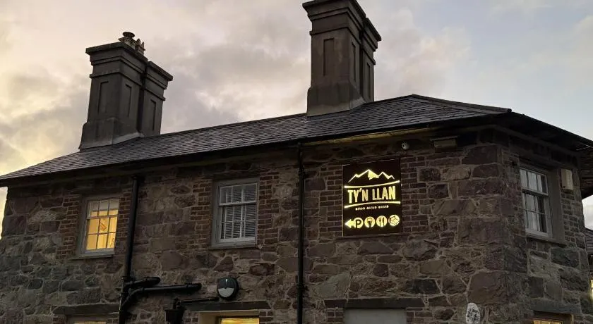 Ty'n Llan- tafarn gymunedol- community pub - Image 1